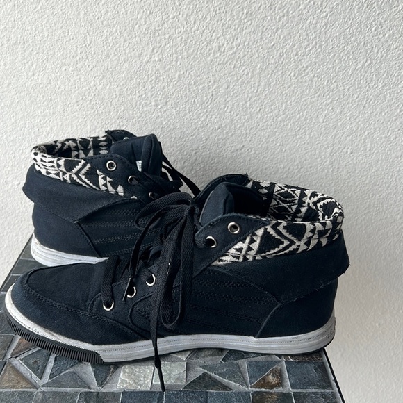 US Polo Assn. Woman’s Sneakers Size 8 Used - Good Condition - Picture 11 of 13